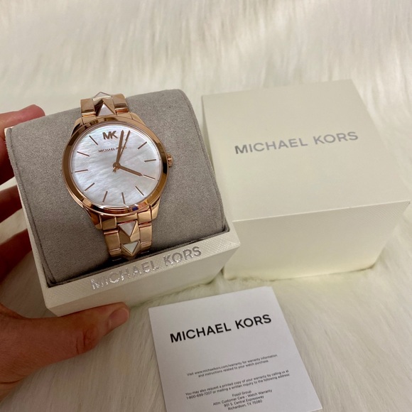 ⛔️SOLD⛔️MICHAEL KORS WATCH - Picture 3 of 8